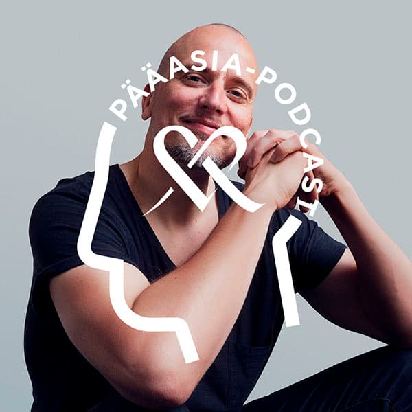 Toni Lähde poseeraa kameralle lähikuvassa. Kuvan päällä Pääasia Podcast logo, jossa teksti ihmisen pään muotoisena ja logon keskellä Mehiläisen sydän.