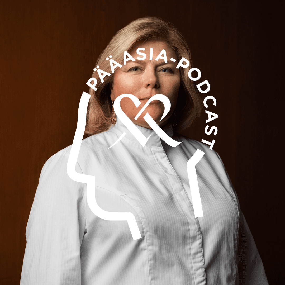 Helena Puolakka poseeraa kameralle lähikuvassa. Kuvan päällä Pääasia Podcast logo, jossa teksti ihmisen pään muotoisena ja logon keskellä Mehiläisen sydän.