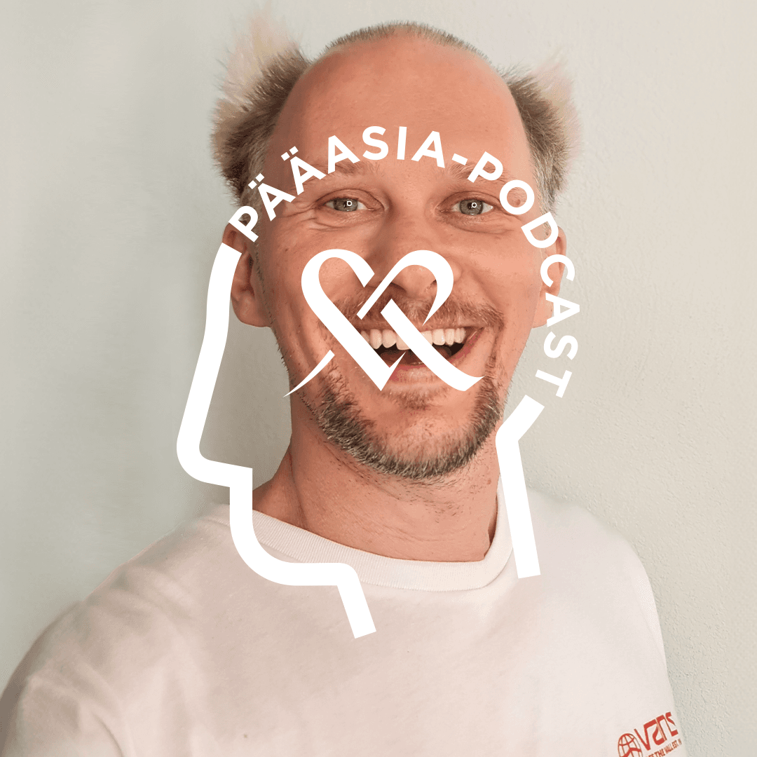 Jarno Laasala poseeraa kameralle lähikuvassa. Kuvan päällä Pääasia Podcast logo, jossa teksti ihmisen pään muotoisena ja logon keskellä Mehiläisen sydän.