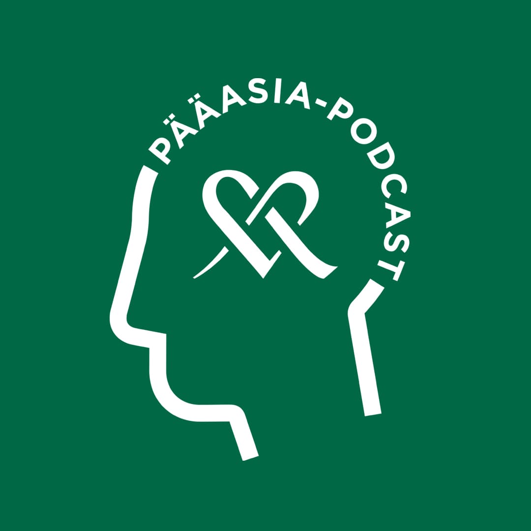 Valkoinen Pääasia-podcast logo vihreällä taustalla, jossa teksti ihmisen pään muotoisena ja logon keskellä Mehiläisen sydän.