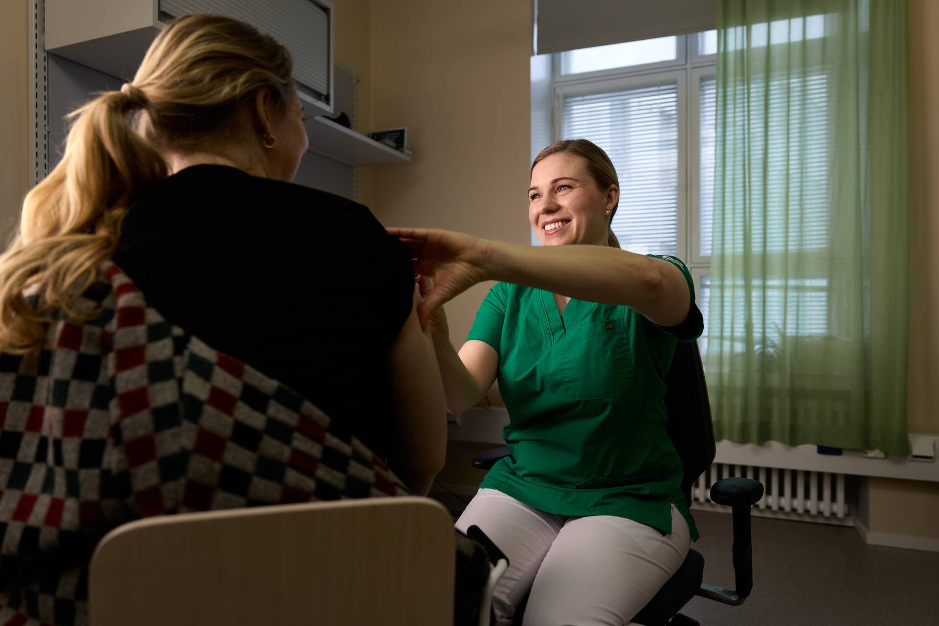 Sjukskötaren ger kunden en vaccination.