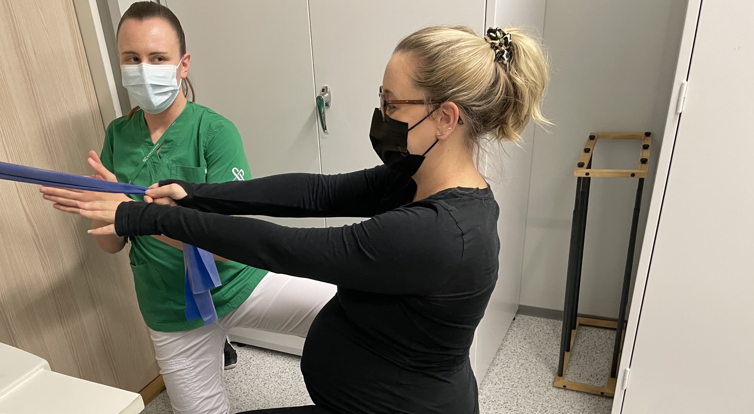 Minna äitiysfysioterapiassa, fysioterapeutti neuvoo Minnaa